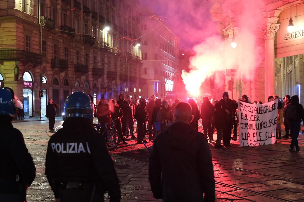 La polizia è sotto attacco