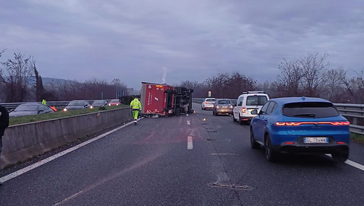 Il camion ribaltato lungo il raccordo Torino-Caselle
