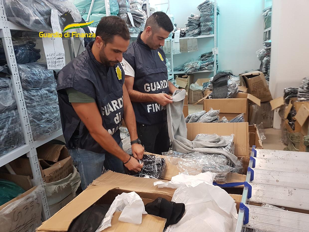 I capi d'abbigliamento falsi sequestrati dai finanzieri
