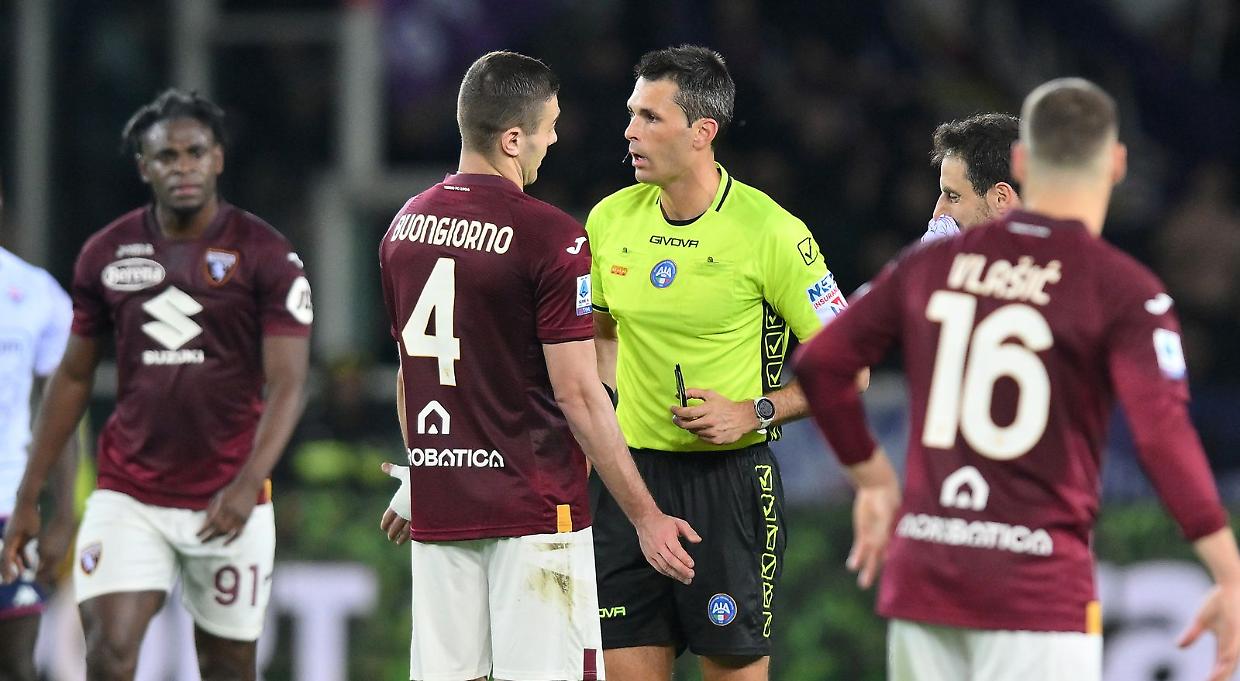 L'arbitro Marchetti a colloquio con Buongiorno: la direzione arbitrale non ha convinto