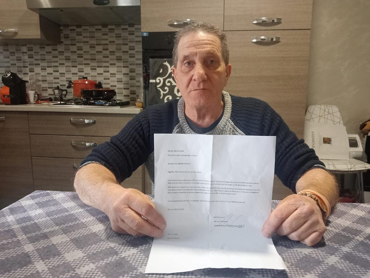 Oberto Barone con in mano la sua lettera di licenziamento