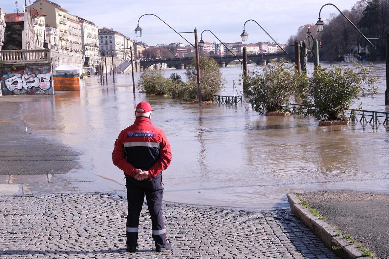 Salvagenti sulle sponde del Po: «Più sicurezza per i Murazzi»
