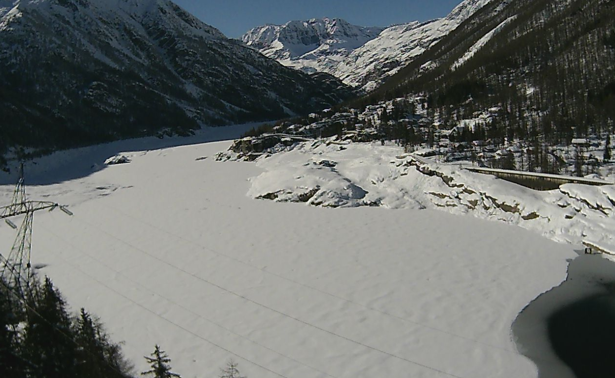Il lago e la diga di Ceresole Reale ieri dopo la nevicata 