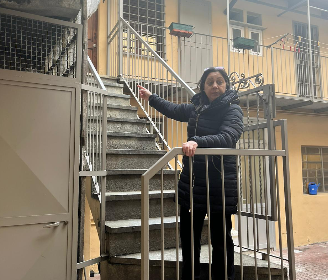 Silvana Cuscino mostra uno degli ostacoli che suo fratello deve superare: le scale 