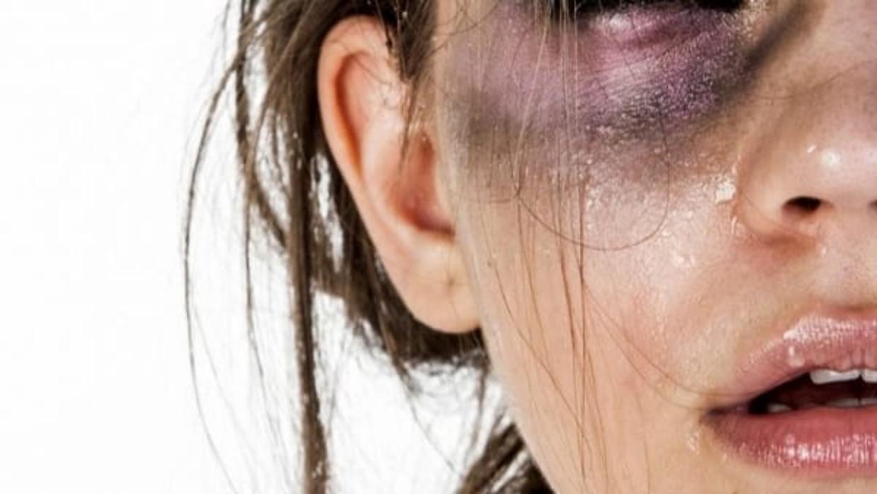 Presa a pugni mentre cammina ed ascolta musica in cuffia 