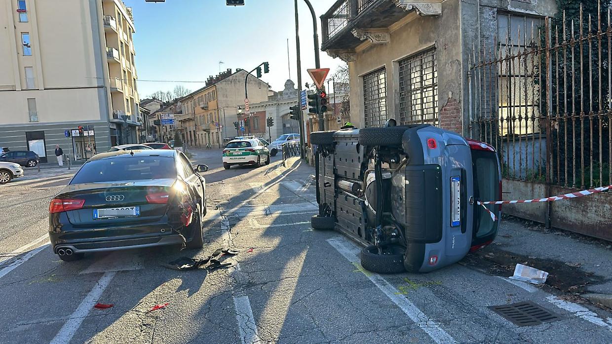 Auto si ribalta, tre persone ferite trasportate in ospedale