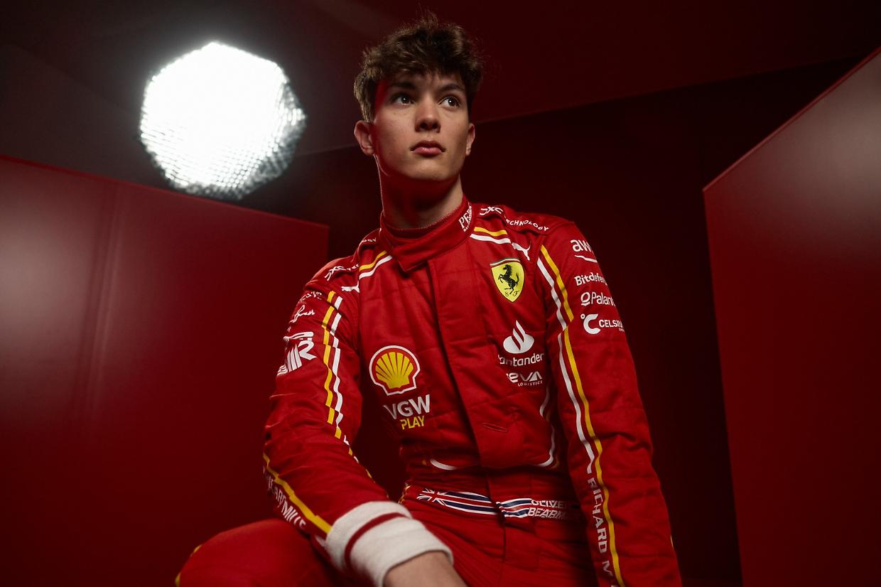 Ferrari, Sainz messo fuorigioco da un'appendicite, al suo posto c'è l'inglesino Bearman: ecco chi è