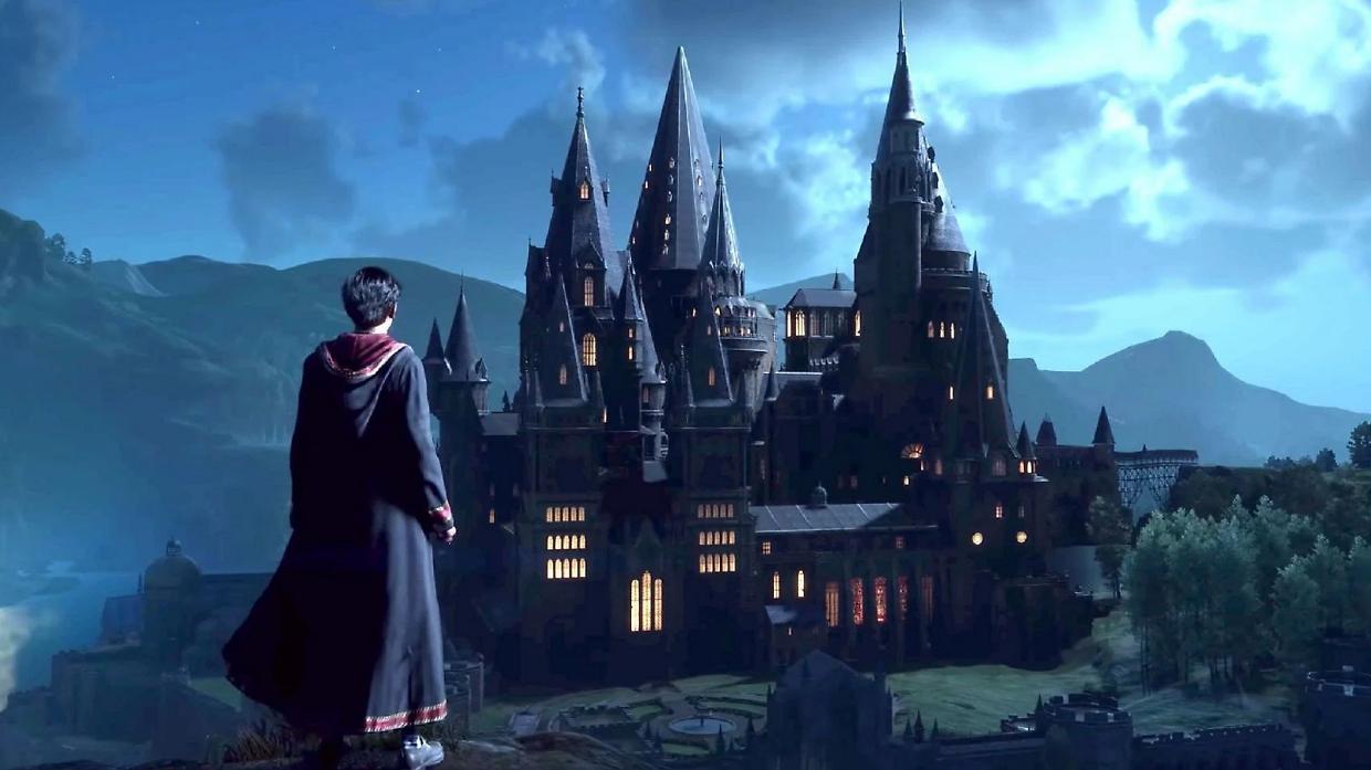 Harry Potter e sullo sfondo Hogwarts