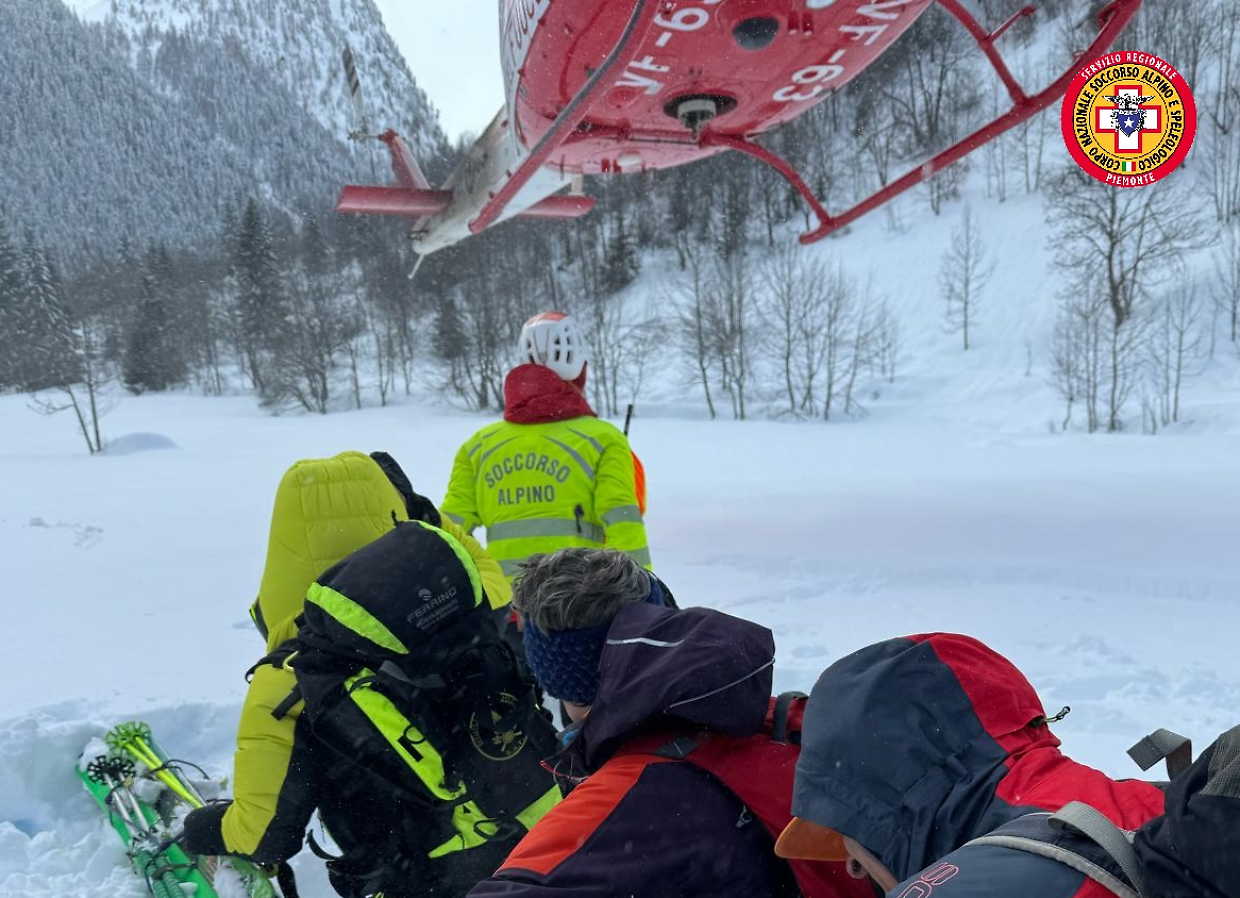 Valanga colpisce un gruppo di ciaspolatori: 2 sommersi dalla neve
