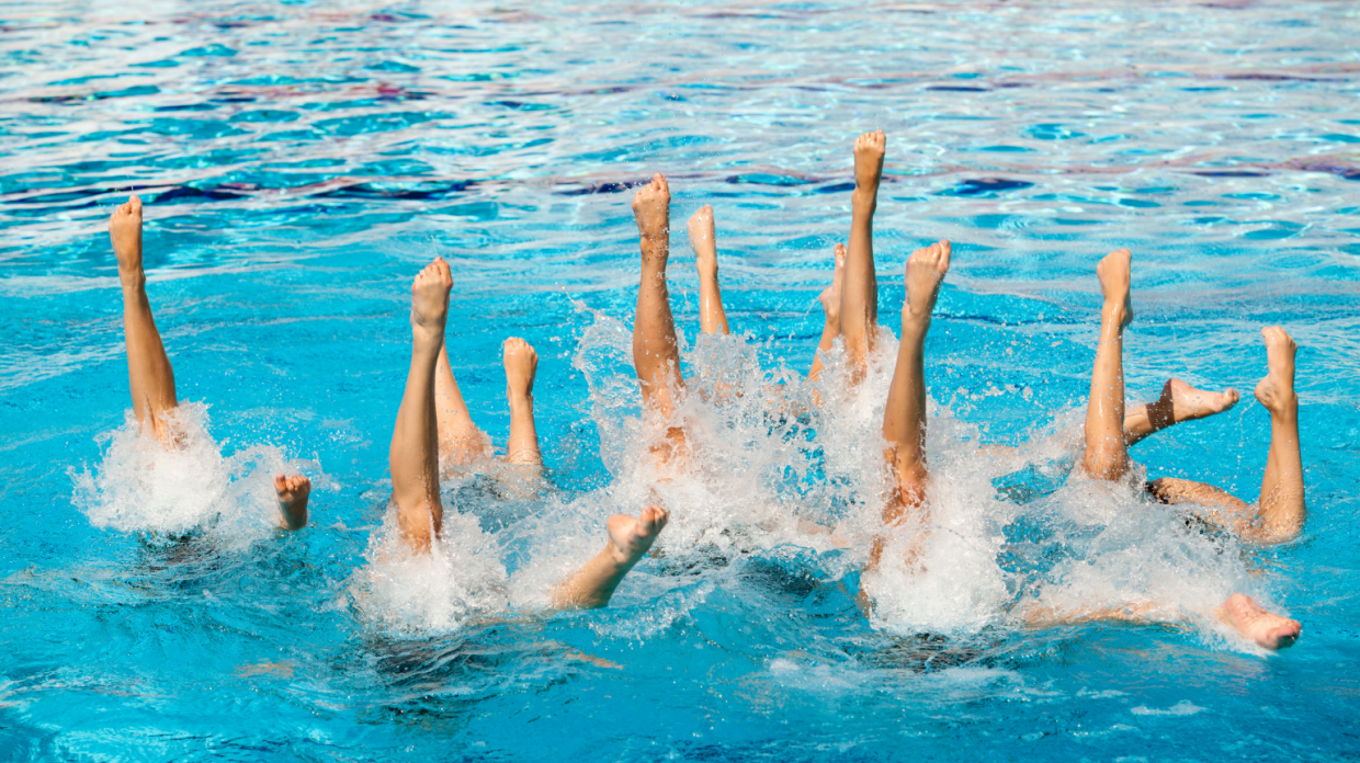 Atlete di nuoto sincronizzato all'opera.