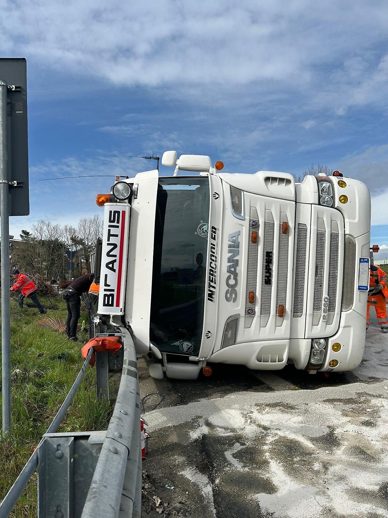 Incidente fatale sulla A7: camion si ribalta tra Serravalle Scrivia e Vignole Borbera