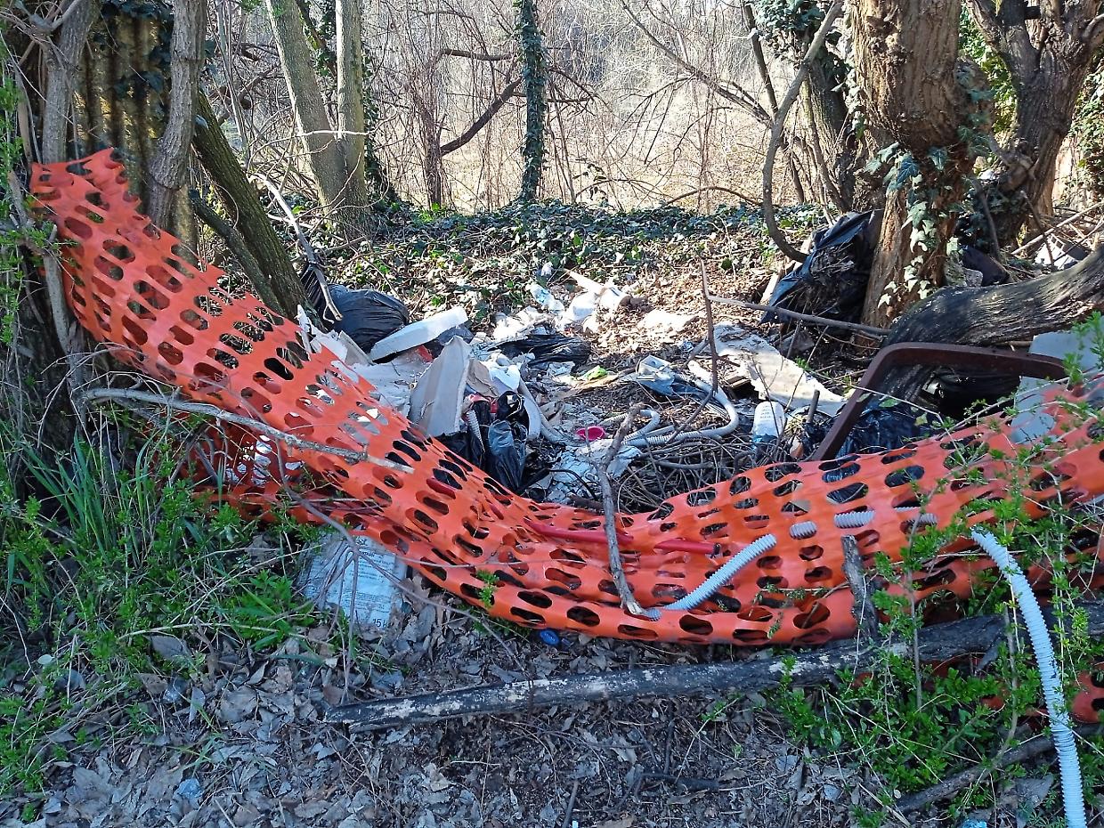 La discarica a  cielo aperto in corso Lombardia