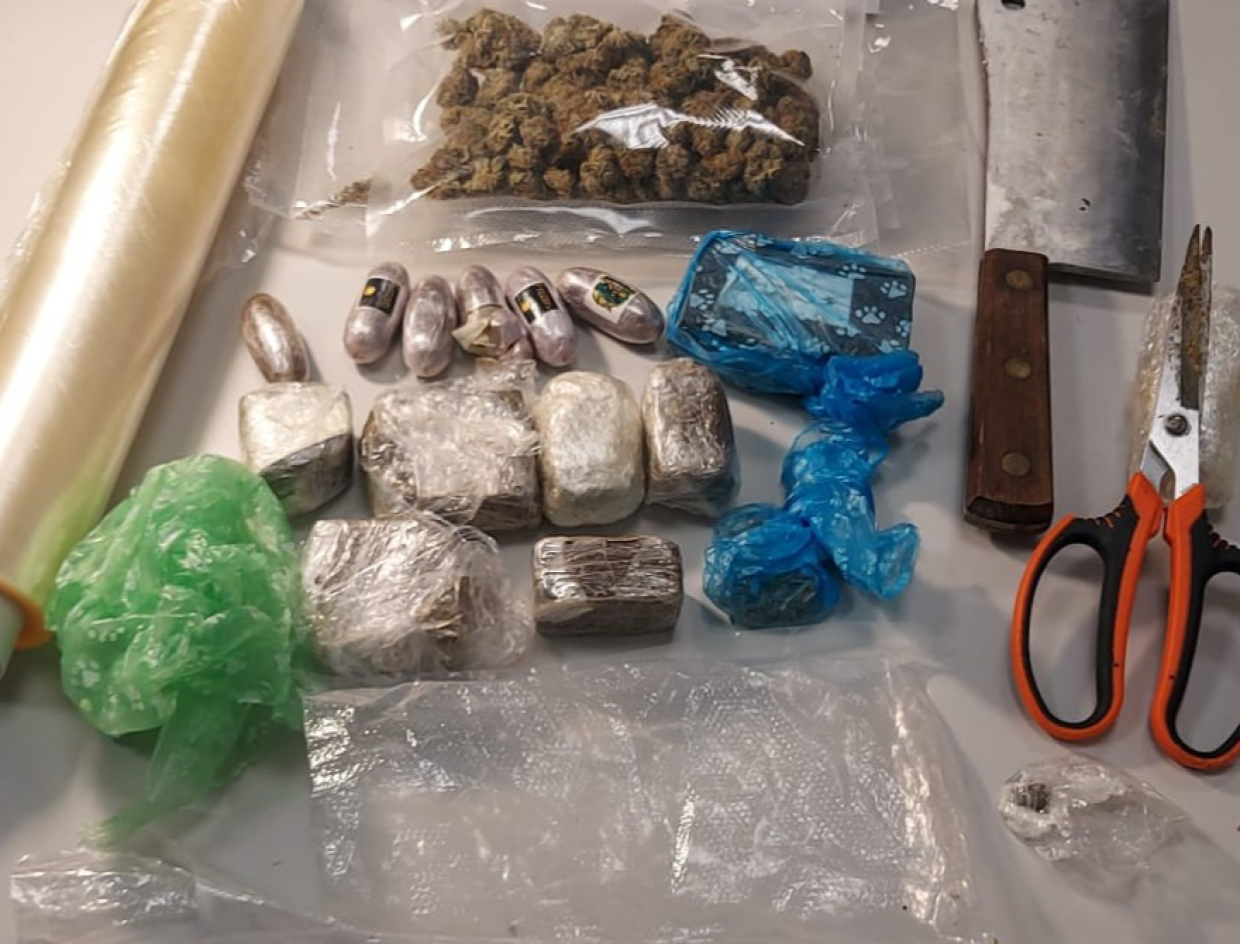 La droga (e la mannaia) sequestrata dagli agenti