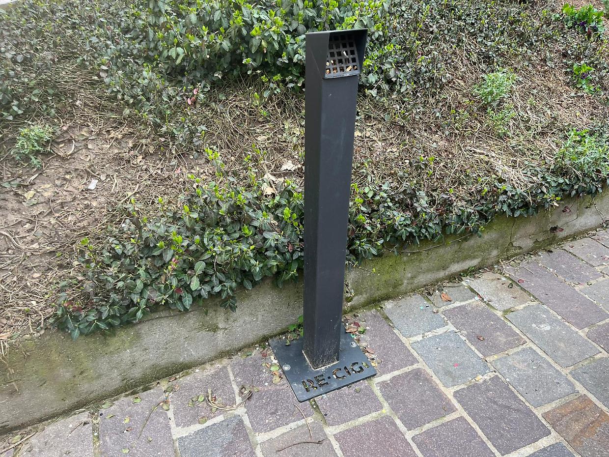 Uno degli appositi raccoglitori di sigarette