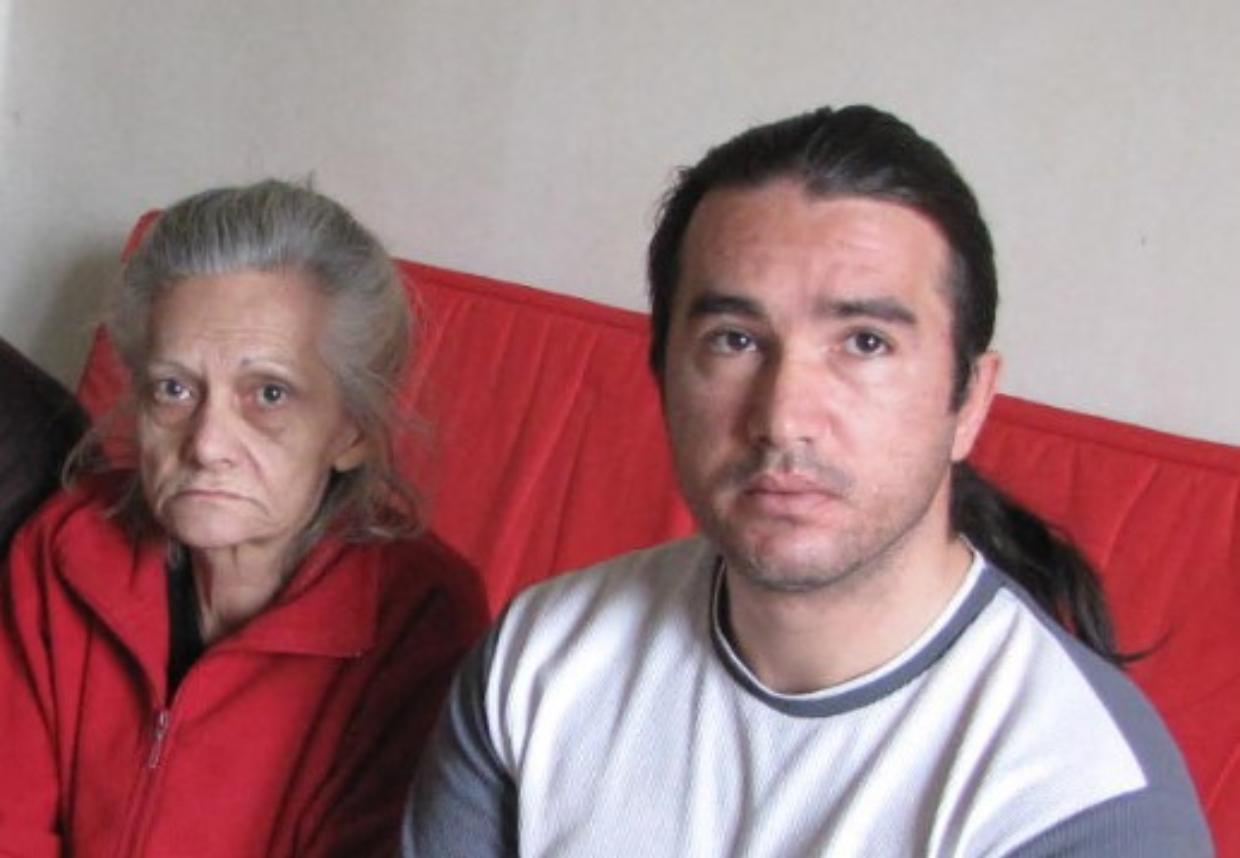 Uccide la mamma e poi implora i soccorritori: «Non fatele del male»