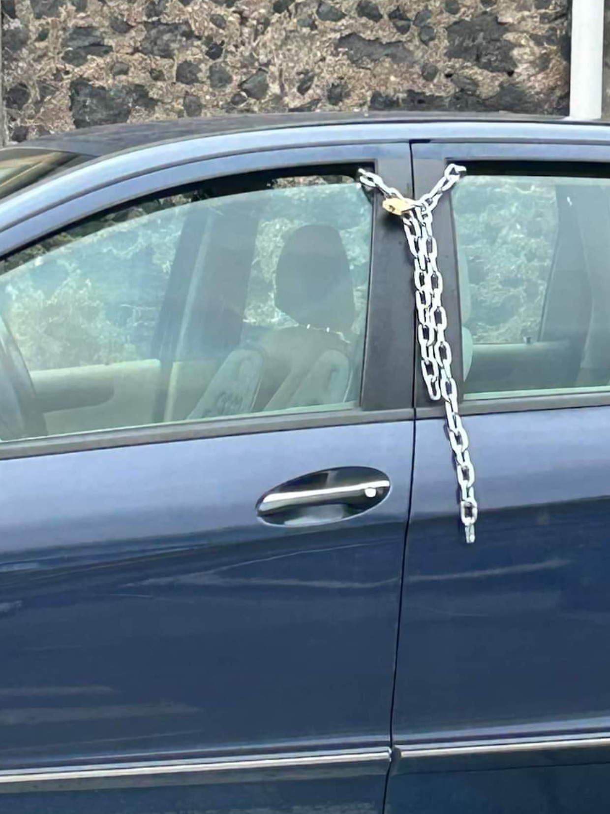 La segnalazione dell'Amico Reporter che immortala una curiosa soluzione per i furti d'auto