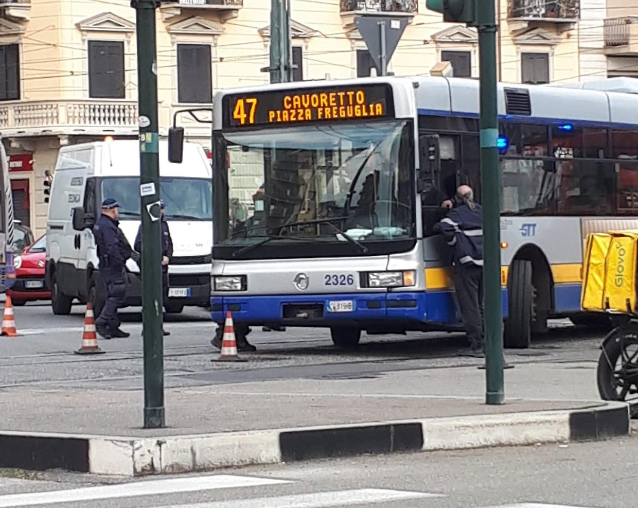 Principio d'incendio sul bus, due passeggeri feriti
