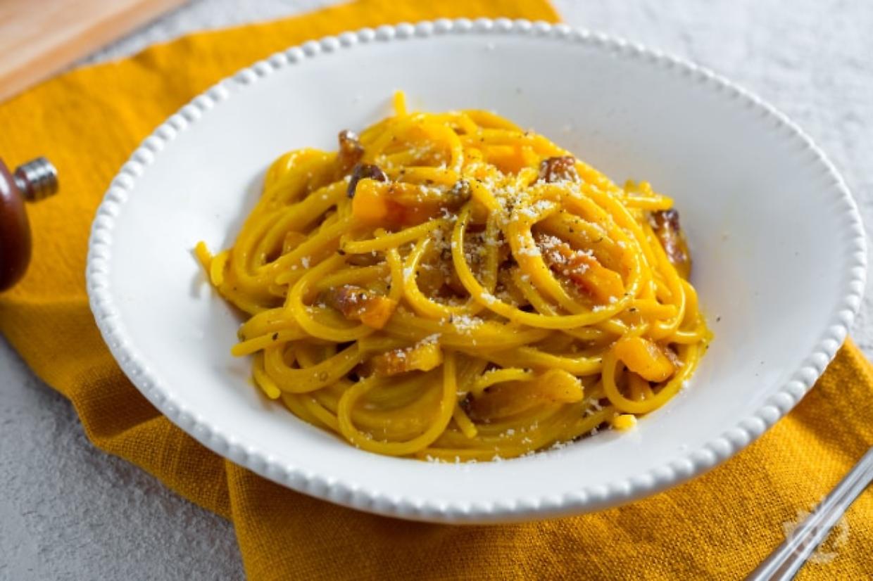 Guanciale, uova e pecorinoEcco la pasta alla carbonara