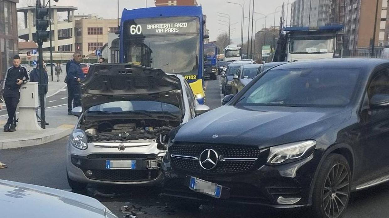 L'incidente tra due auto in corso Grosseto