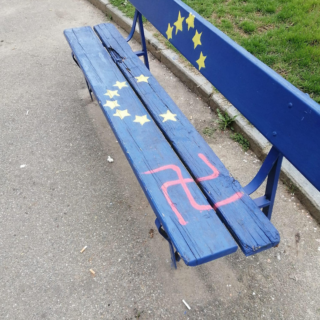 Svastiche e scritte offensive al parco 