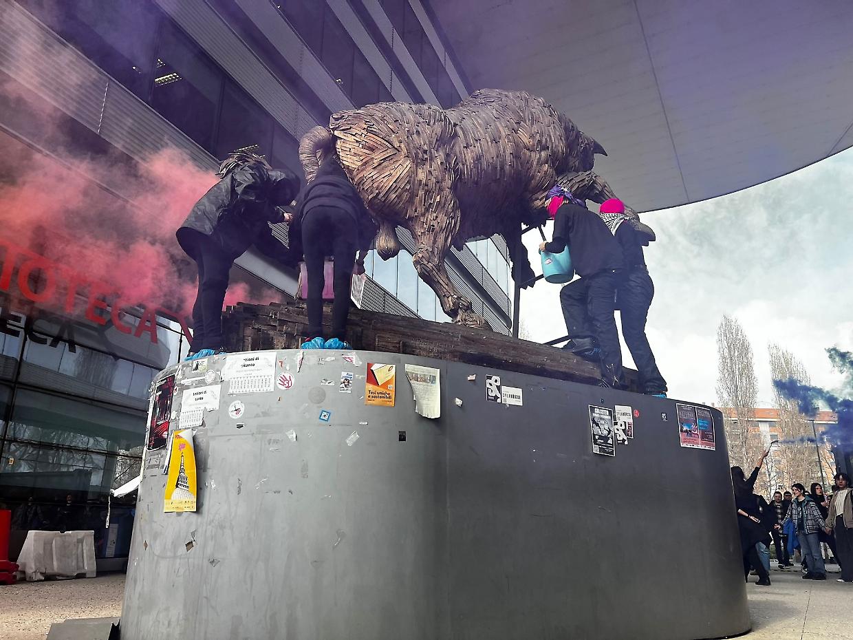 Le femministe imbrattano con la vernice rosa il toro del Campus Einaudi
