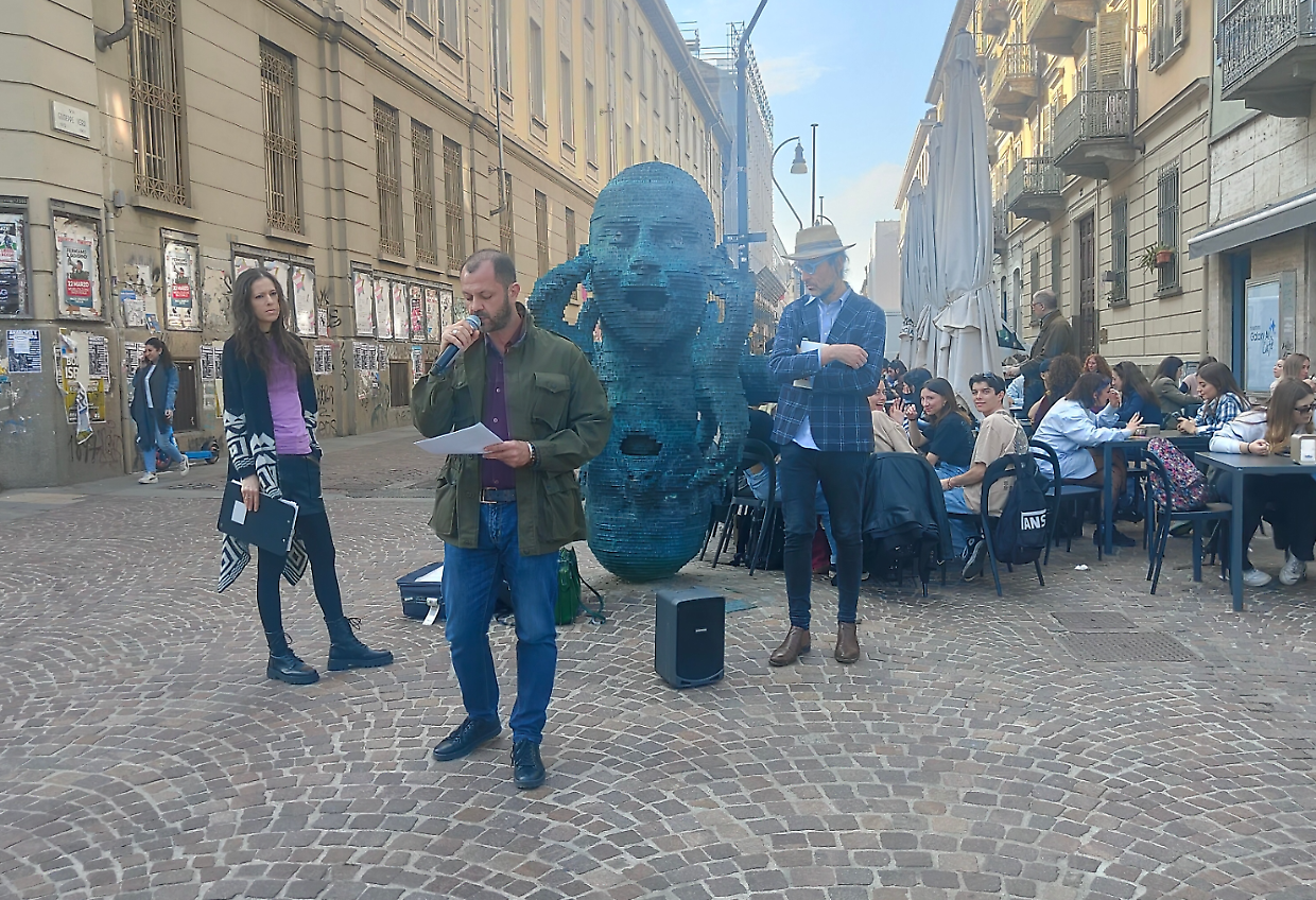 La poesia infiamma Palazzo Nuovo con un flash mob contro la guerra
