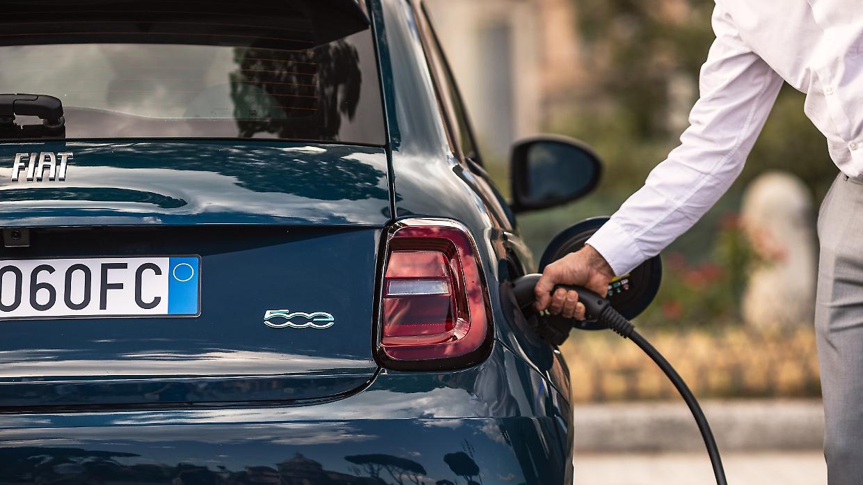 L'auto "alla spina" vola in Europa (e Stellantis di più). Ma non è come sembra: ecco perché