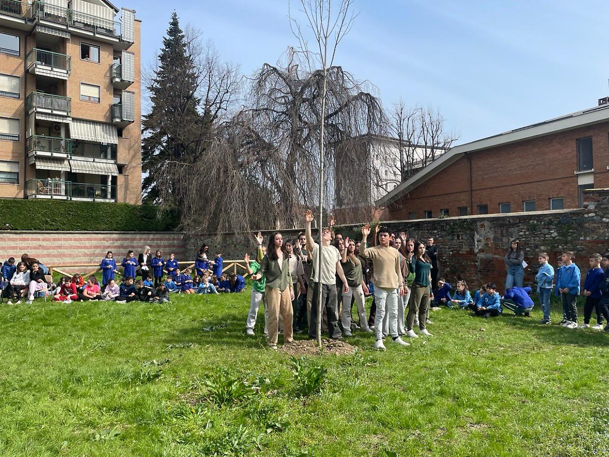 Nel cortile della scuola Armstrong nasce il giardino delle Eliadi