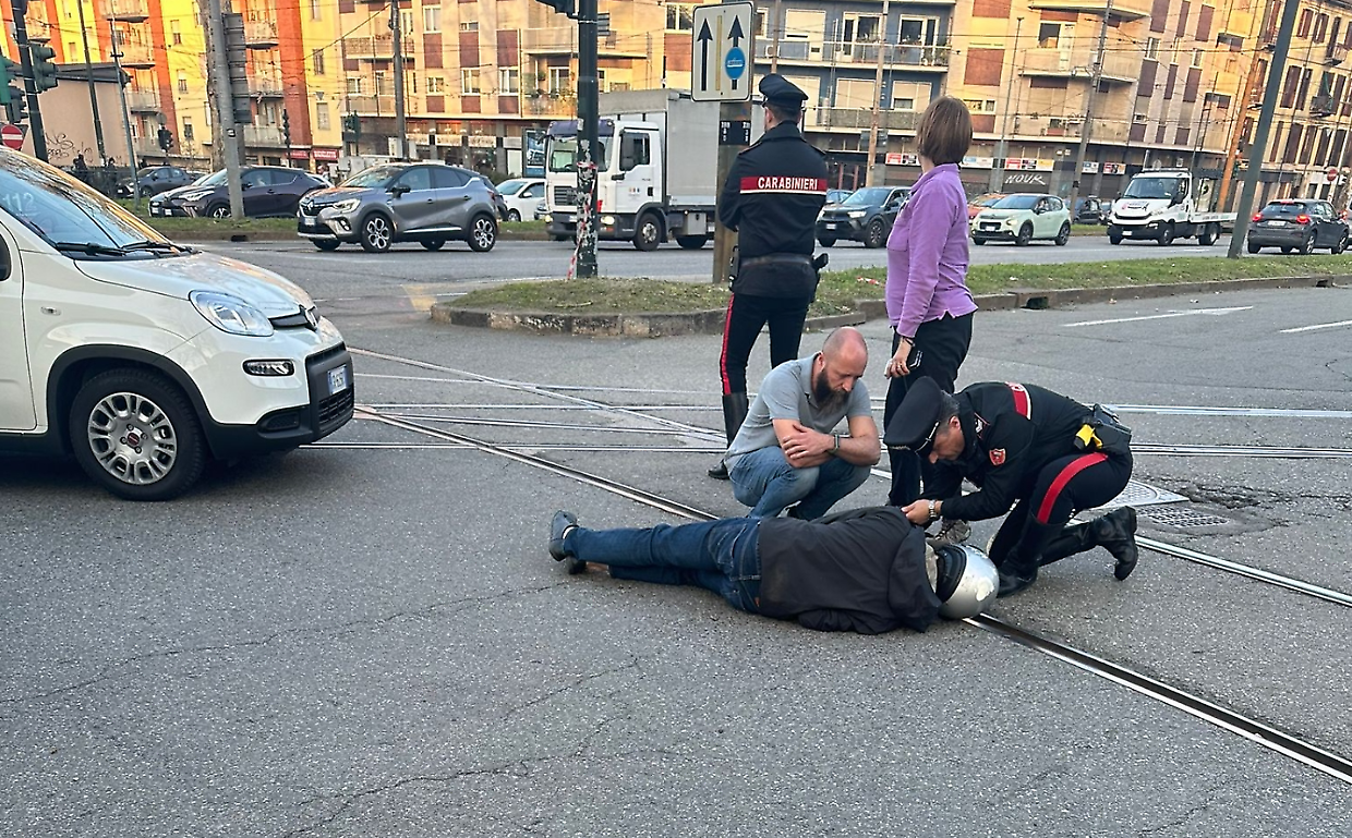 I carabinieri soccorrono lo scooterista