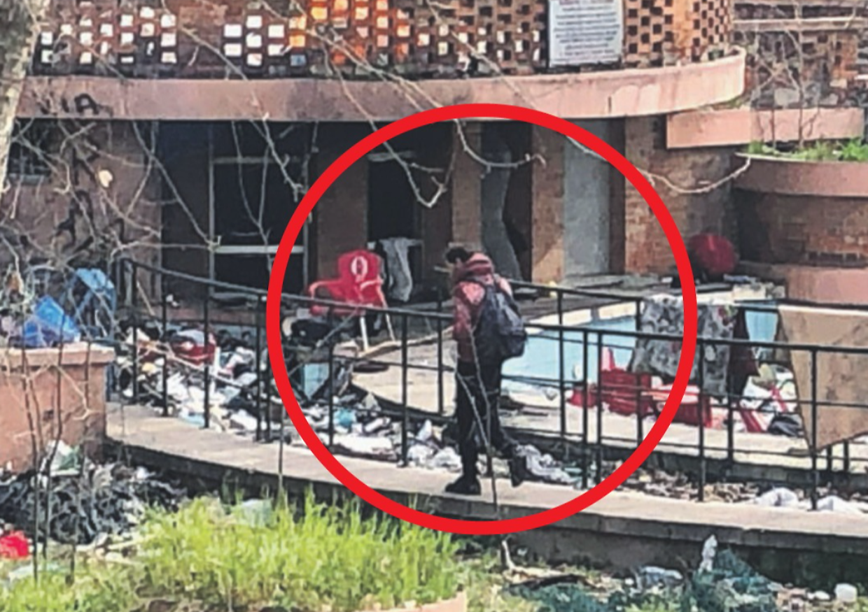 Uno dei tanti "occupanti" delle ex piscine Sempione
