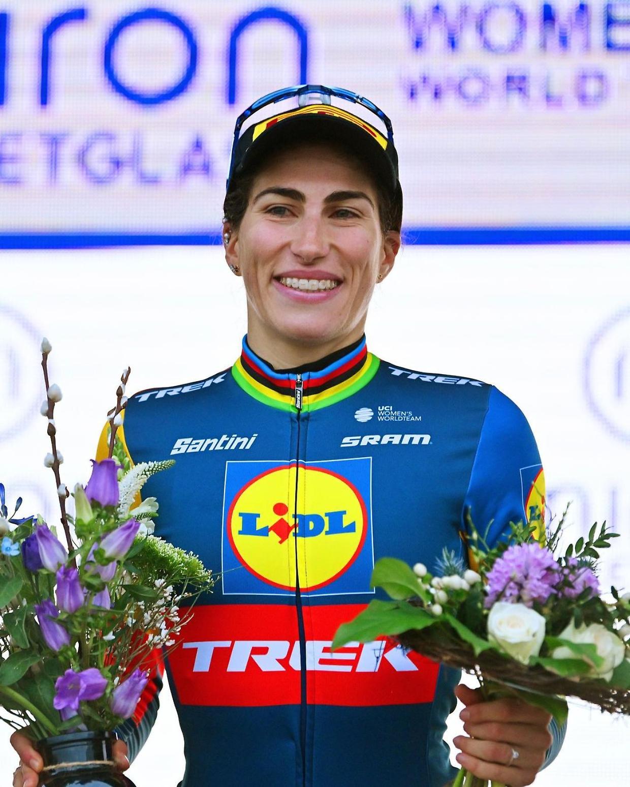La ciclista Elisa Balsamo sul podio (Fonte Instagram)