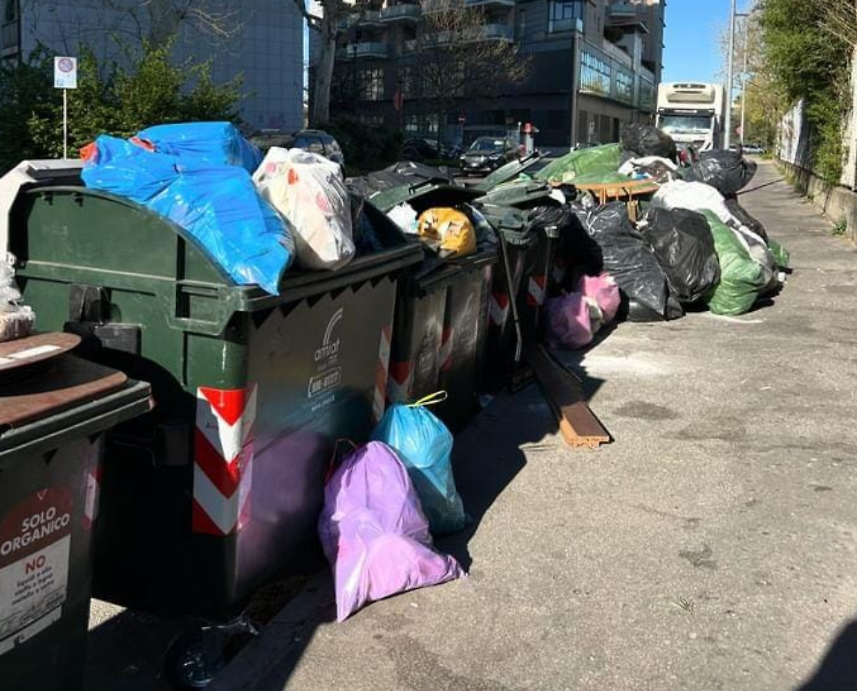 La discarica a cielo aperto di via Fratelli Garrone