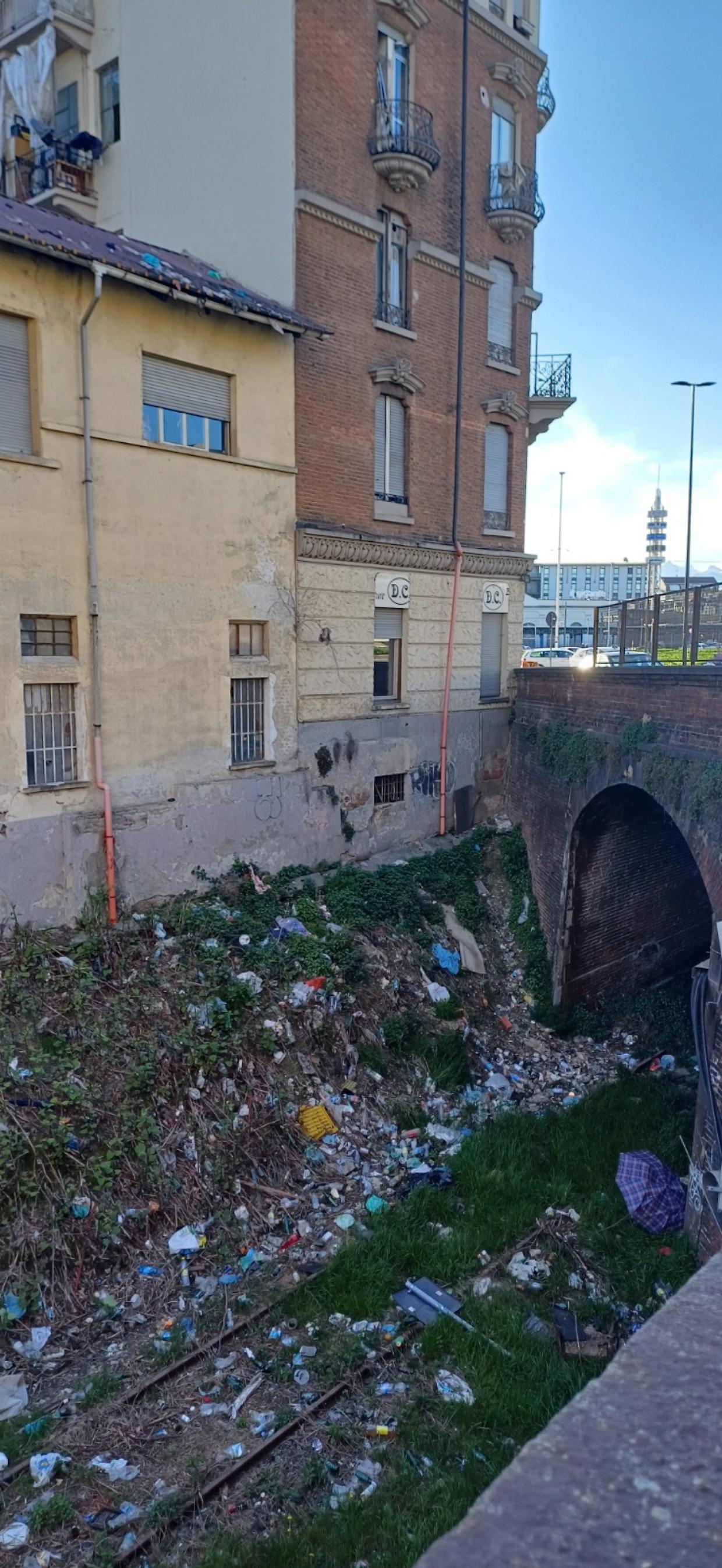 La discarica a cielo aperto in corso Vigevano