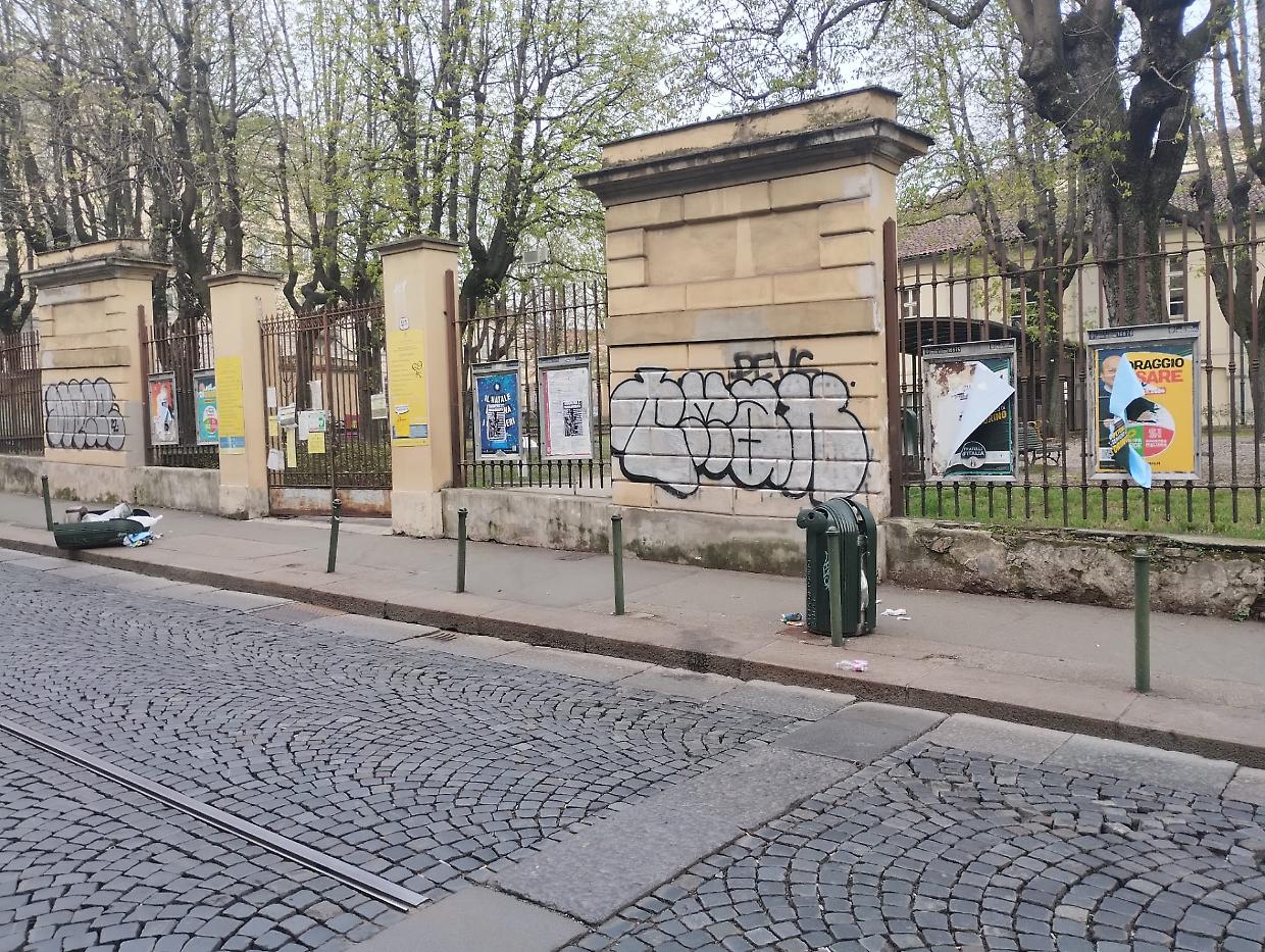 Le condizioni pessime dell'ingresso dell'Anagrafe centrale di Torino