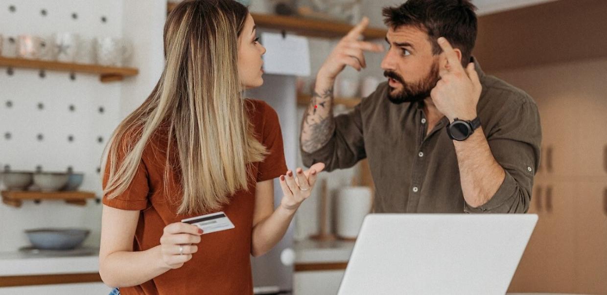 Allarme violenza economica di genere: Quattro donne su 10 senza conto corrente