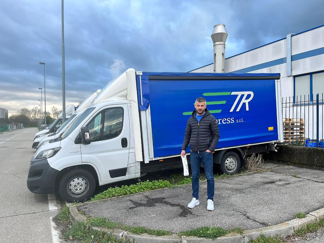 I furgoni della TR Express, parcheggiati in strada, nel mirino degli agenti