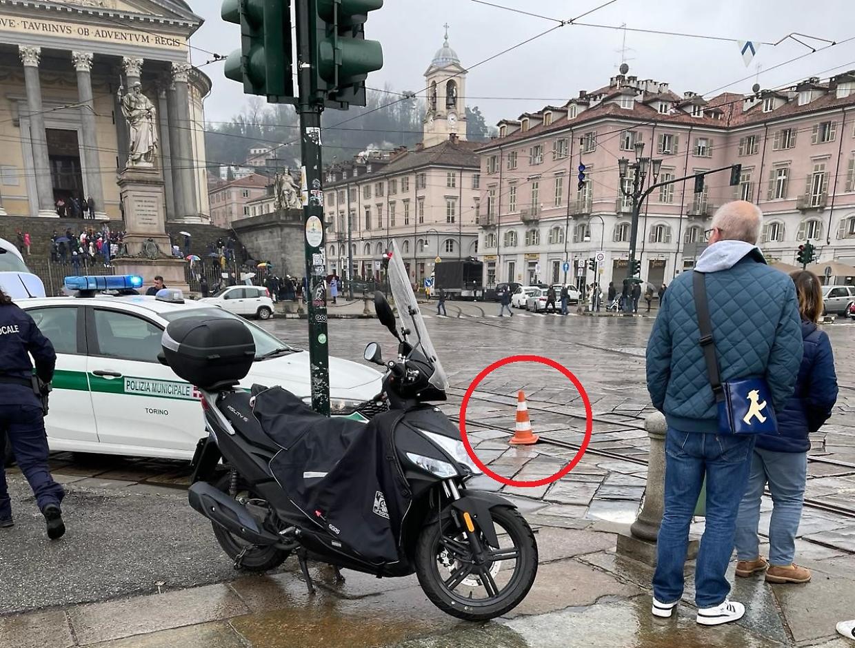 C'&egrave; una buca di fianco ai binari del tram: pap&agrave; e figlio in ospedale dopo la caduta in scooter