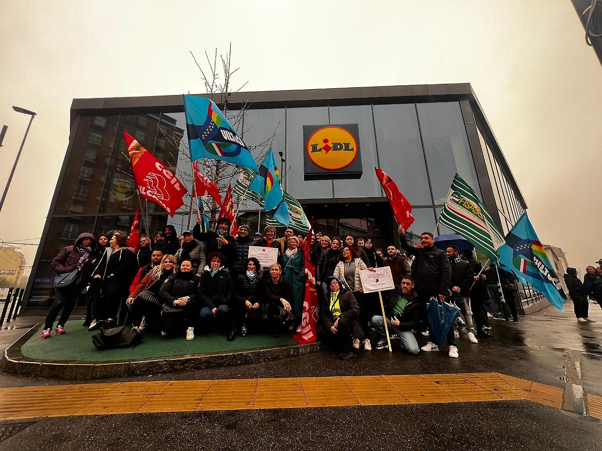 Centinaia in sciopero, i supermercati chiusi nel sabato di Pasqua