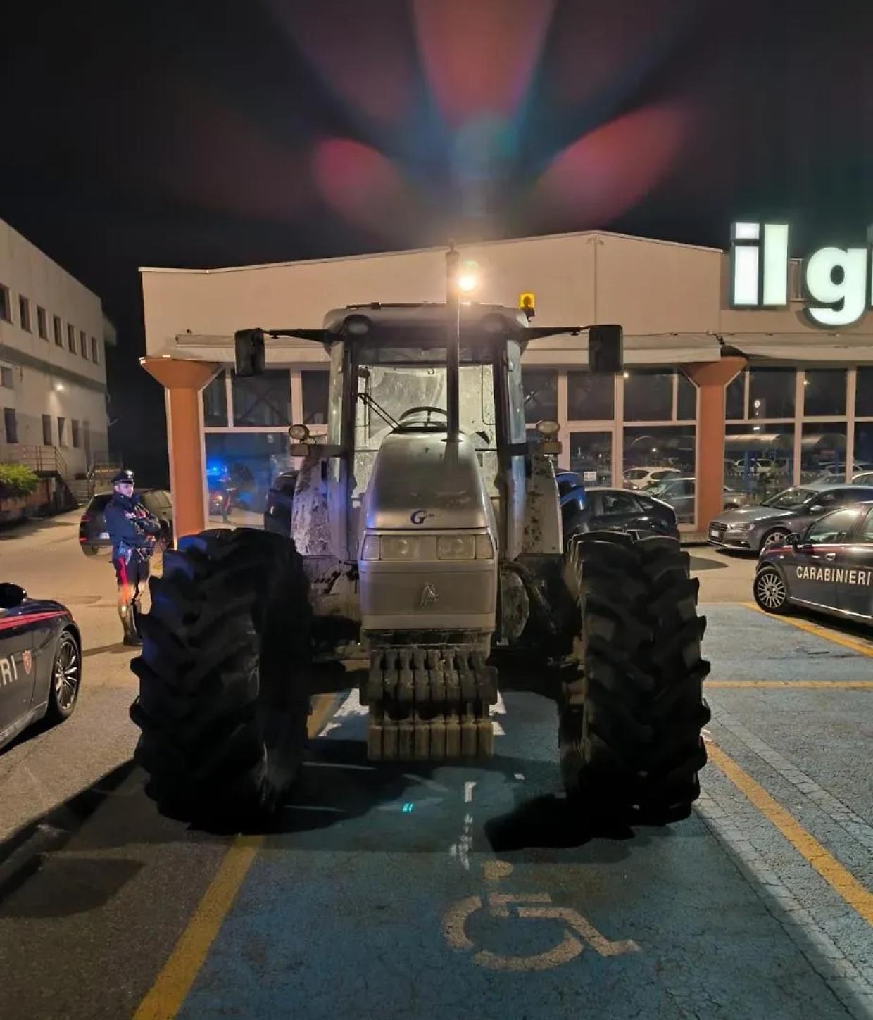 Il Trattore Lamborghini e la Parcheggiata Fuori Regola: Una Storia di Vita Quotidiana a Gaglianico