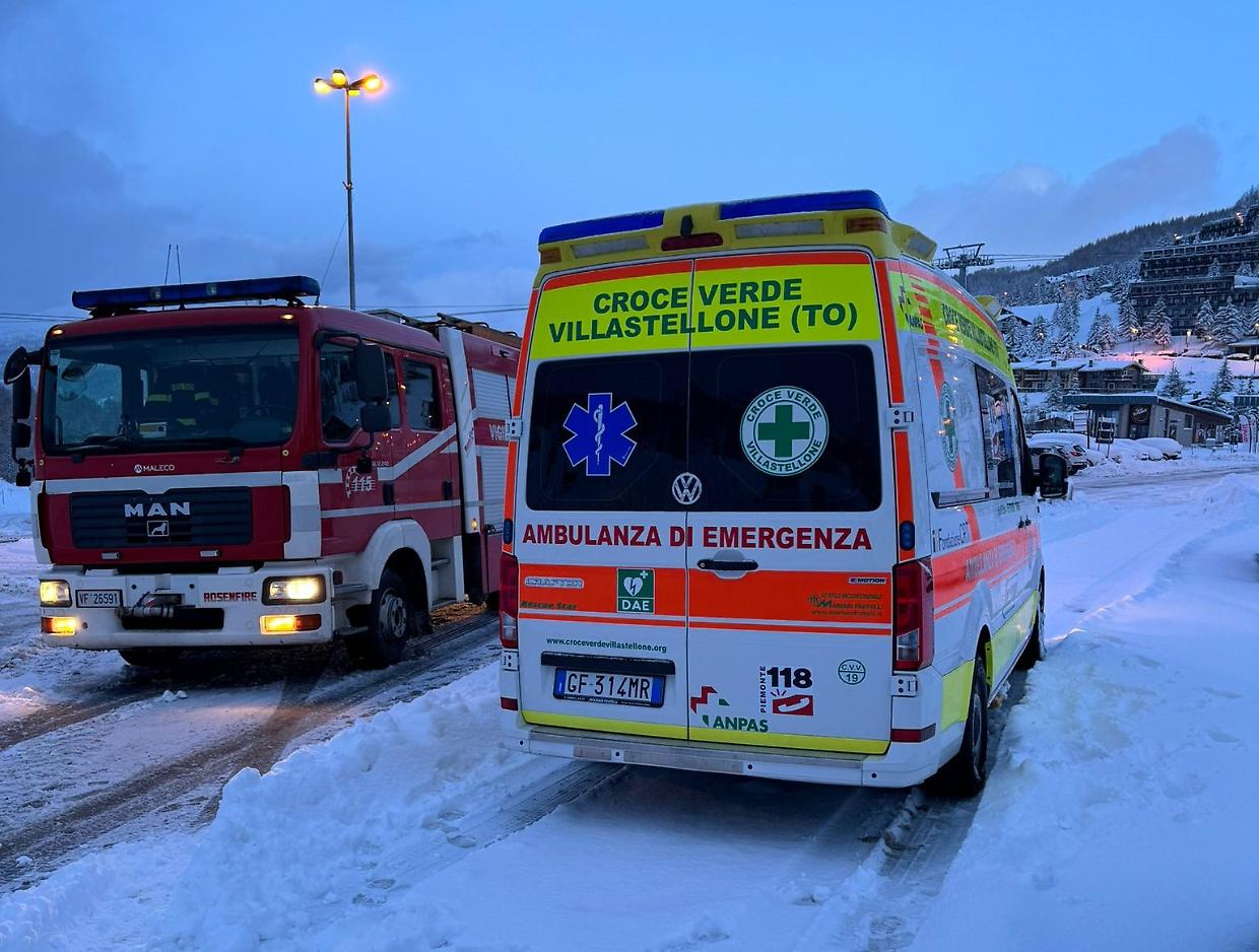 Danno fuoco alle piante: evacuata la torre del villaggio olimpico