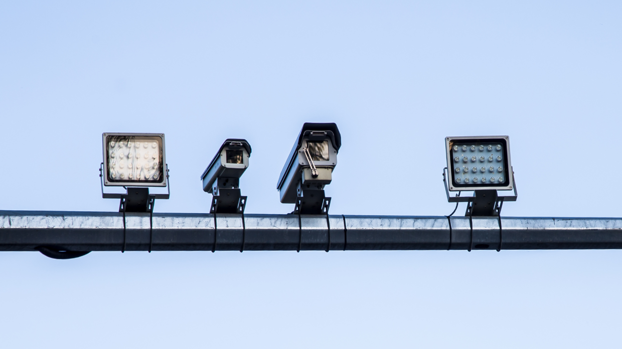 Nuova telecamera stradale a Monteu da Po: rileva la velocità e controlla assicurazioni e revisioni