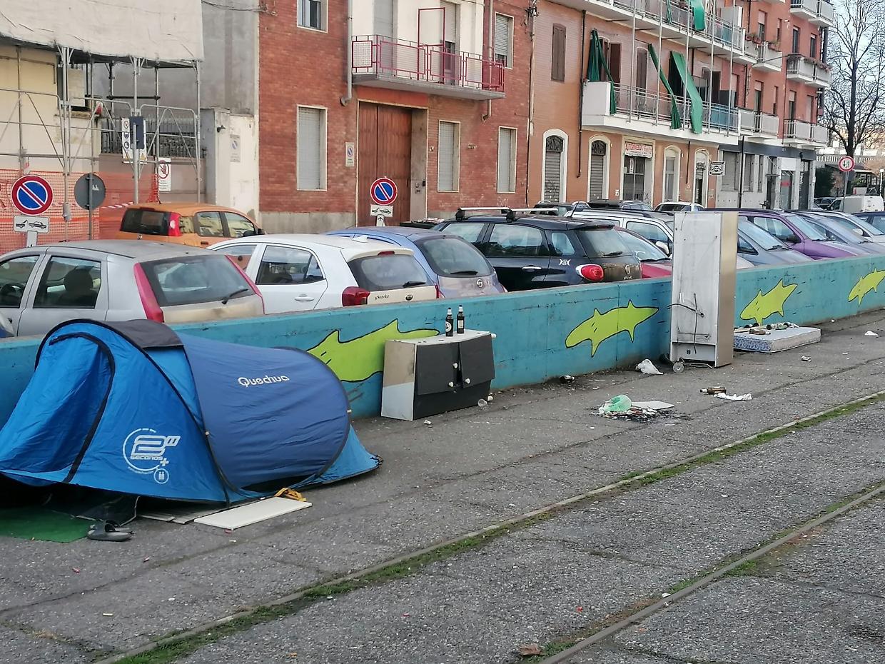 In corso Vercelli ora spunta pure una tenda, rifugio per senzatetto e spacciatori