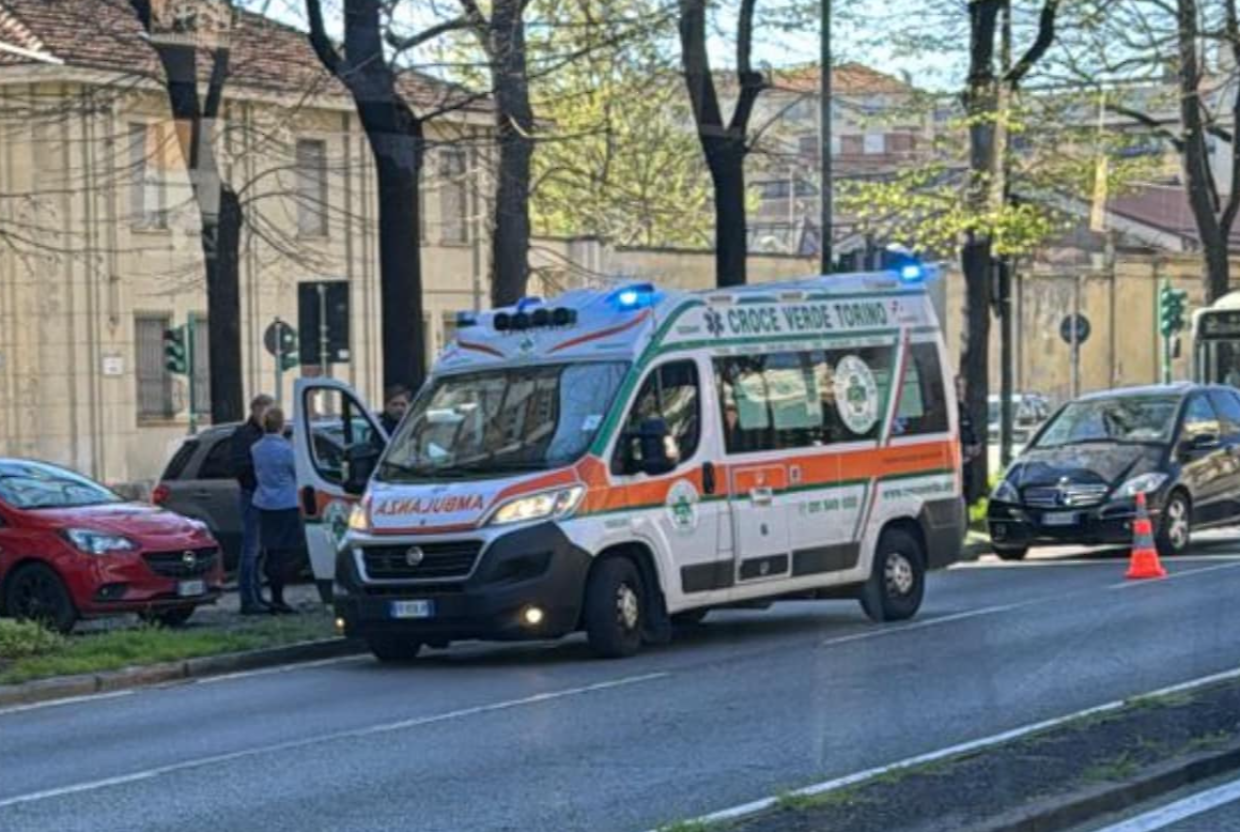 I sanitari della Croce verde sul posto dopo l'investimento (foto Facebook Luca Maggia)