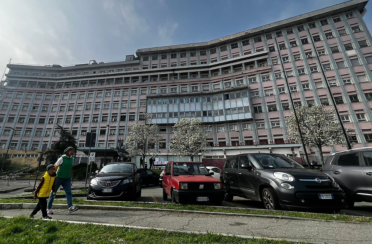 Il bimbo è ricoverato al Regina Margherita dopo la caduta dal balcone