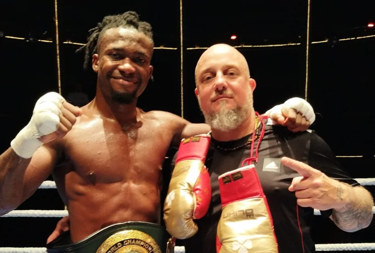 Il campione Etinosa Oliha torna sul ring a Berlino: niente cintura, ma sfida infuocata!