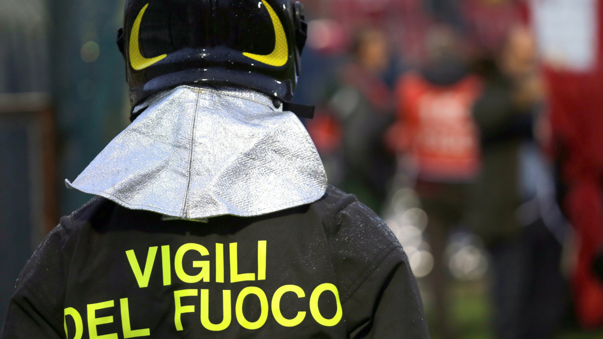 L'intervento dei vigili del fuoco in una zona residenziale di Moncalieri (foto di repertorio)