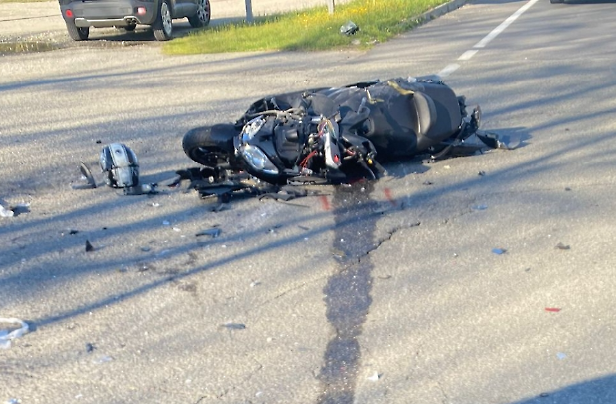 Scontro tra una moto e un furgone, perde la vita un uomo