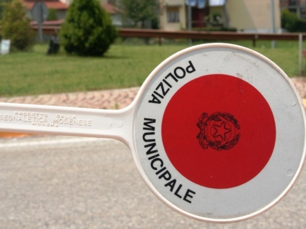 Un giovane fermato e tre incidenti in pochi giorni a Bra: l'intervento della Polizia locale