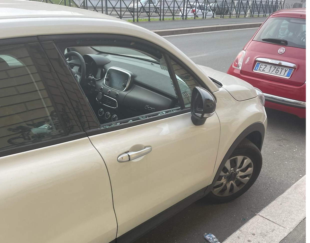 Ladri senza paura spaccano i vetri delle auto in sosta