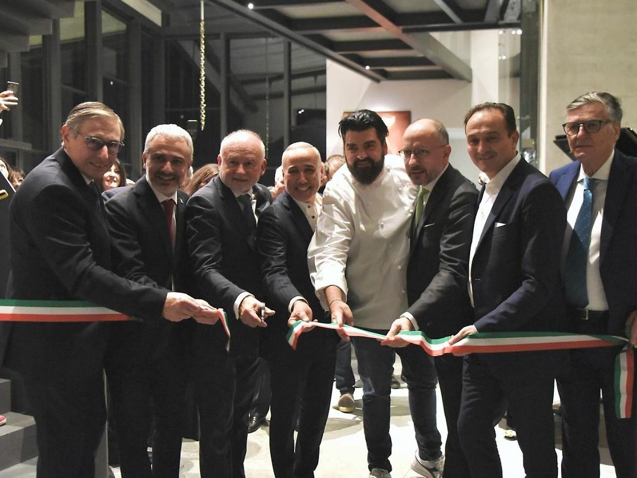 Antonino Cannavacciuolo insieme al Presidente Cirio nel giorno dell'inaugurazione del relais "Le Cattedrali" (Fonte Instagram)